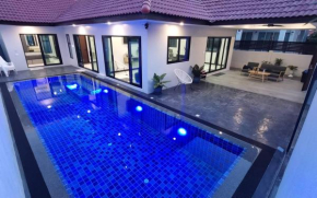 Experience perfect swimming pool water at Royal Park Village - Walk to the Beach - 6 people - max 3 males